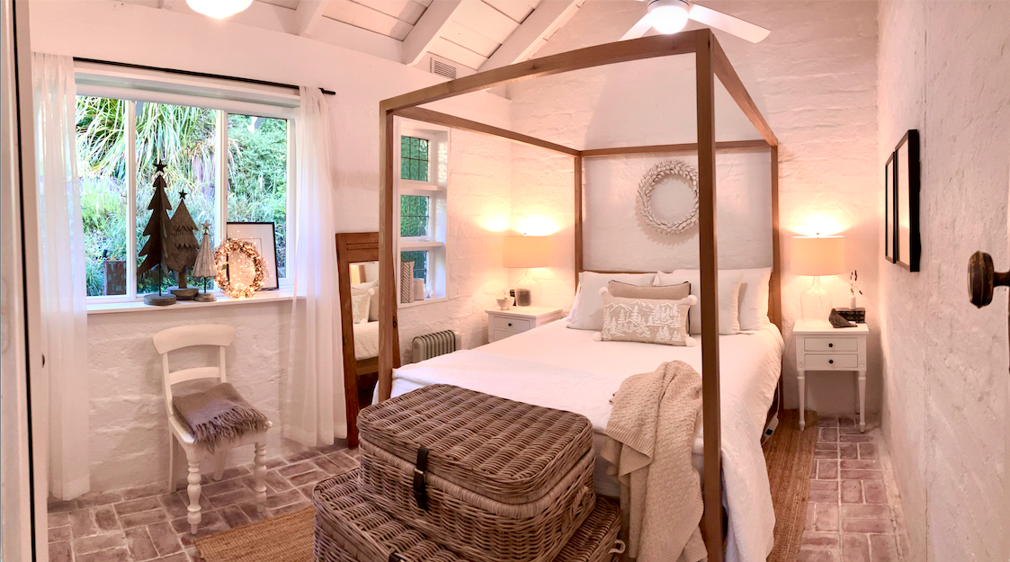 four-poster bed at dogfriendly accommodation